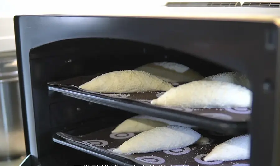 What would it look like to put mashed potatoes with salad in bread? step 0