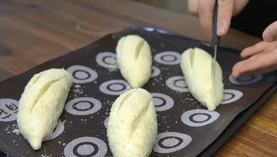 What would it look like to put mashed potatoes with salad in bread? step 0