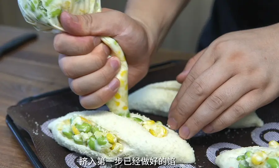 What would it look like to put mashed potatoes with salad in bread? step 0