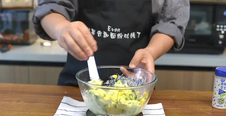 What would it look like to put mashed potatoes with salad in bread? step 0