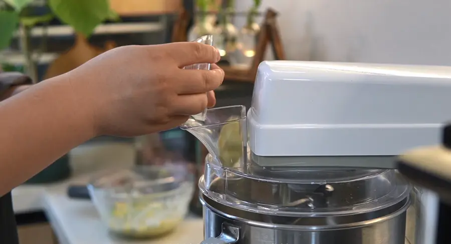 What would it look like to put mashed potatoes with salad in bread? step 0