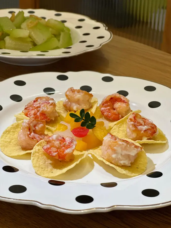 Ten minutes to get a five-star hard dish ~ potato chips salad shrimp step 0