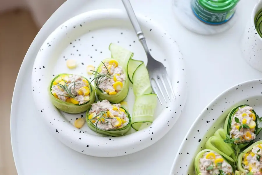  In summer, you must eat  tuna and cucumber salad rolls  to lose fat step 0