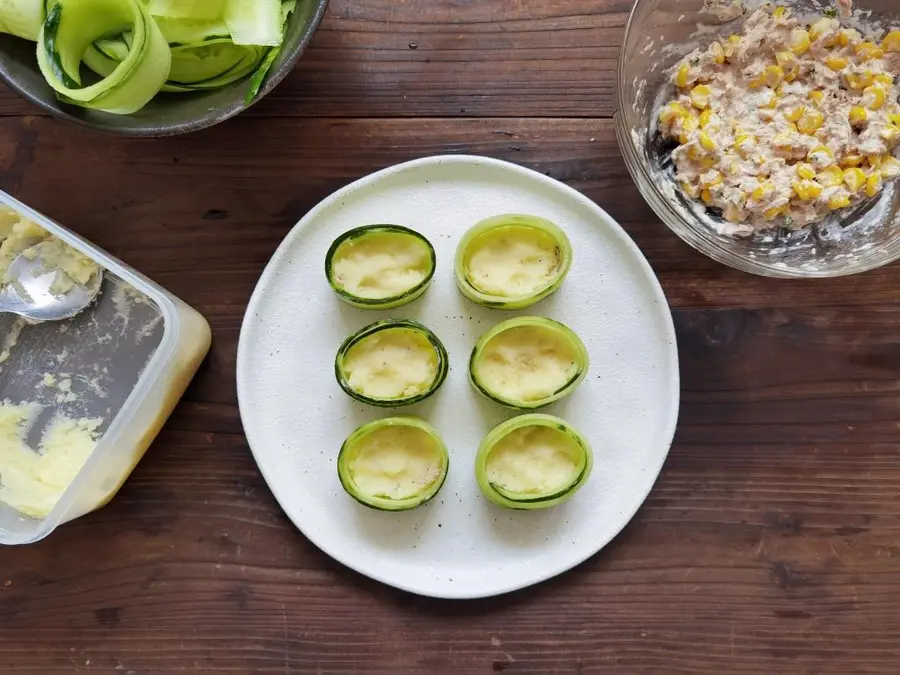  In summer, you must eat  tuna and cucumber salad rolls  to lose fat step 0