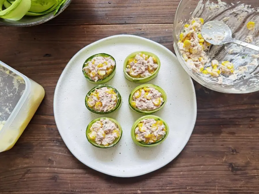  In summer, you must eat  tuna and cucumber salad rolls  to lose fat step 0