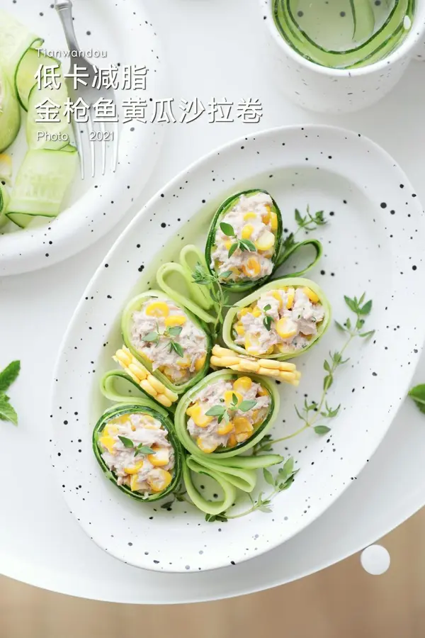  In summer, you must eat  tuna and cucumber salad rolls  to lose fat