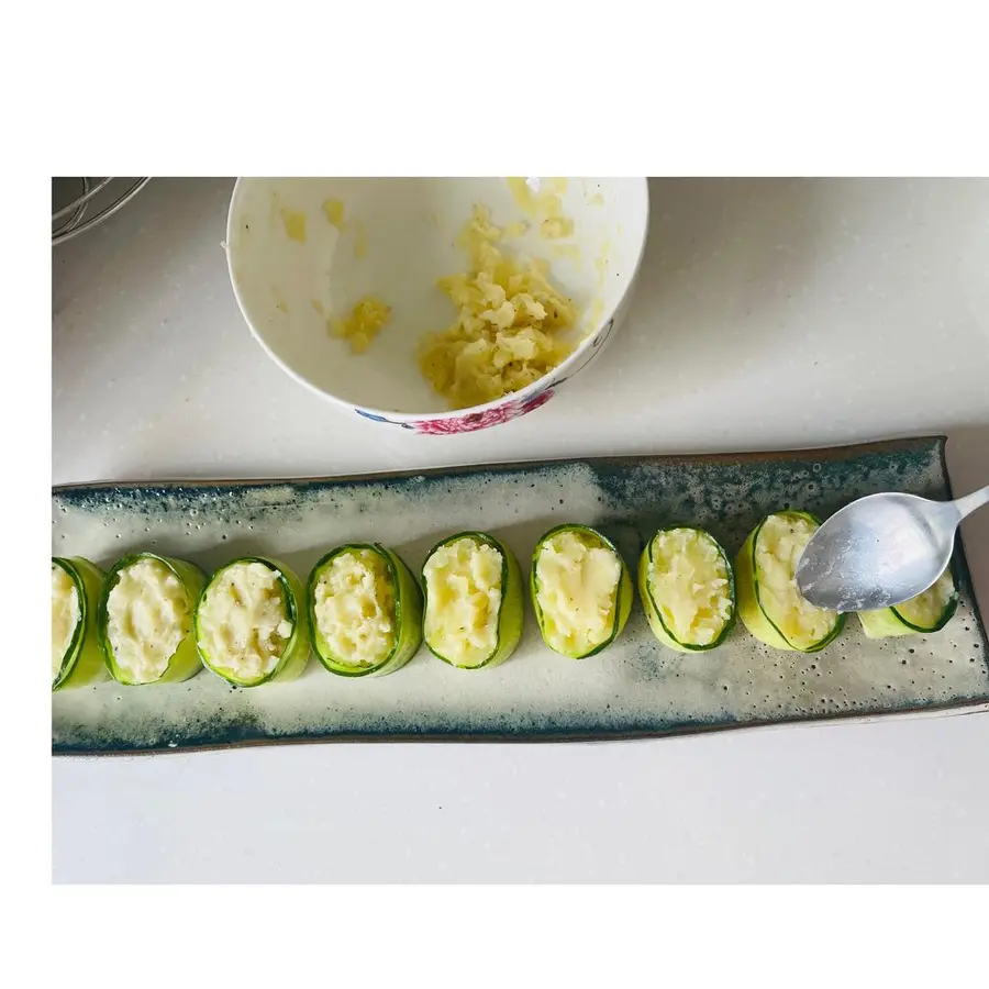 Good-looking and delicious mashed potatoes and cucumber sushi rolls step 0