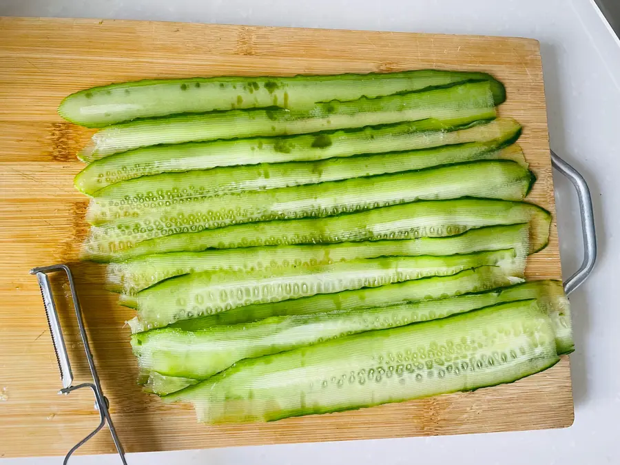 Good-looking and delicious mashed potatoes and cucumber sushi rolls step 0