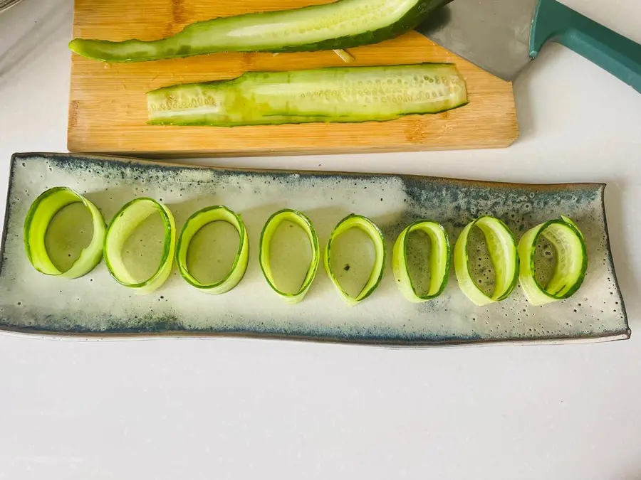 Good-looking and delicious mashed potatoes and cucumber sushi rolls step 0