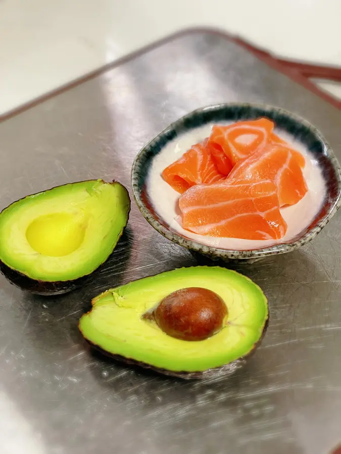 Avocado salmon salad step 0