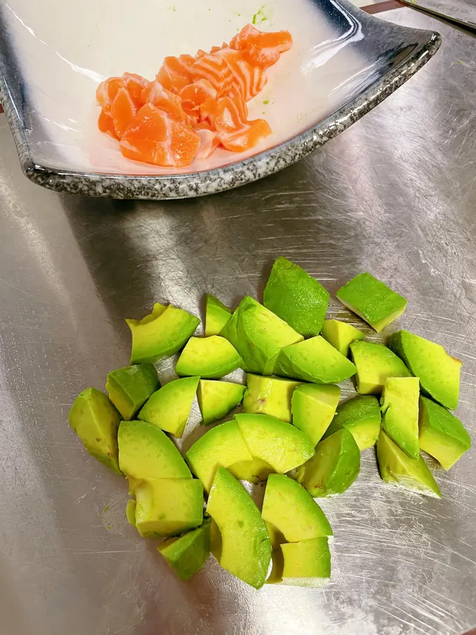 Avocado salmon salad step 0