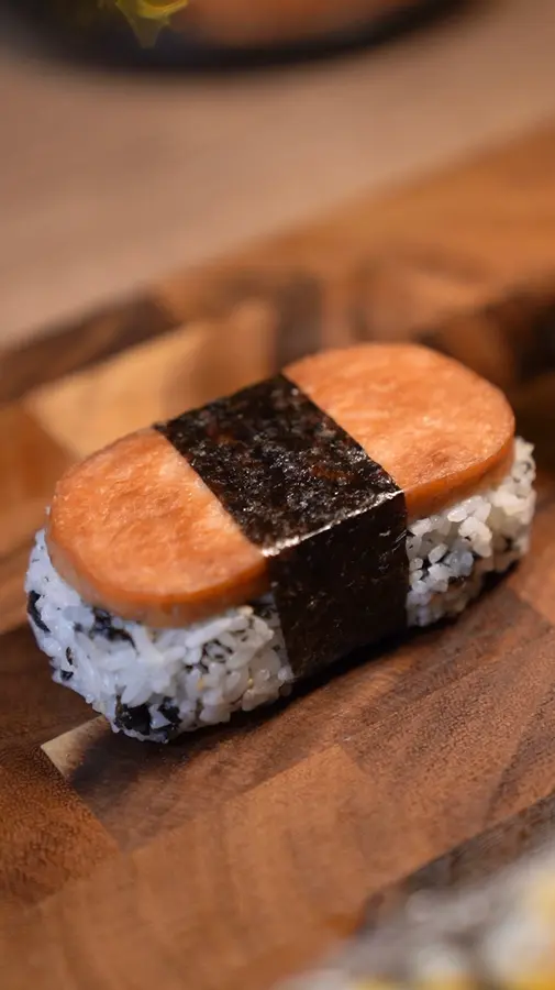 Learn to make a super good-looking and delicious luncheon meat rice ball in 20 seconds, a must-have for breakfast for migrant workers