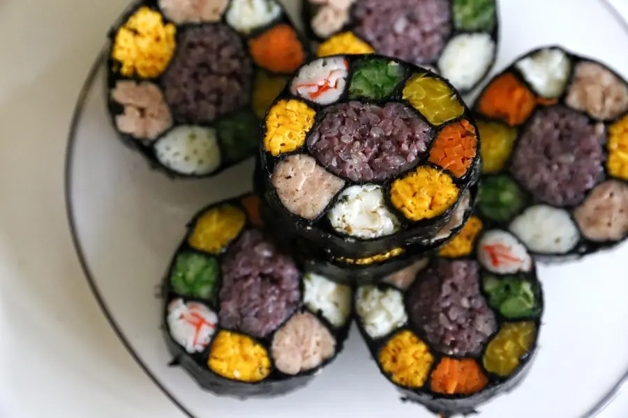 Flower sushi seaweed rolls step 0