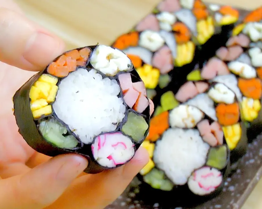 【Petal gimbap】A bento dish with color and ingredients