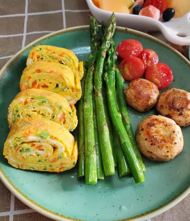 Low-fat, high-protein, high-value and delicious breakfast Japanese-style thick egg grill, tamagoyaki, and egg rolls