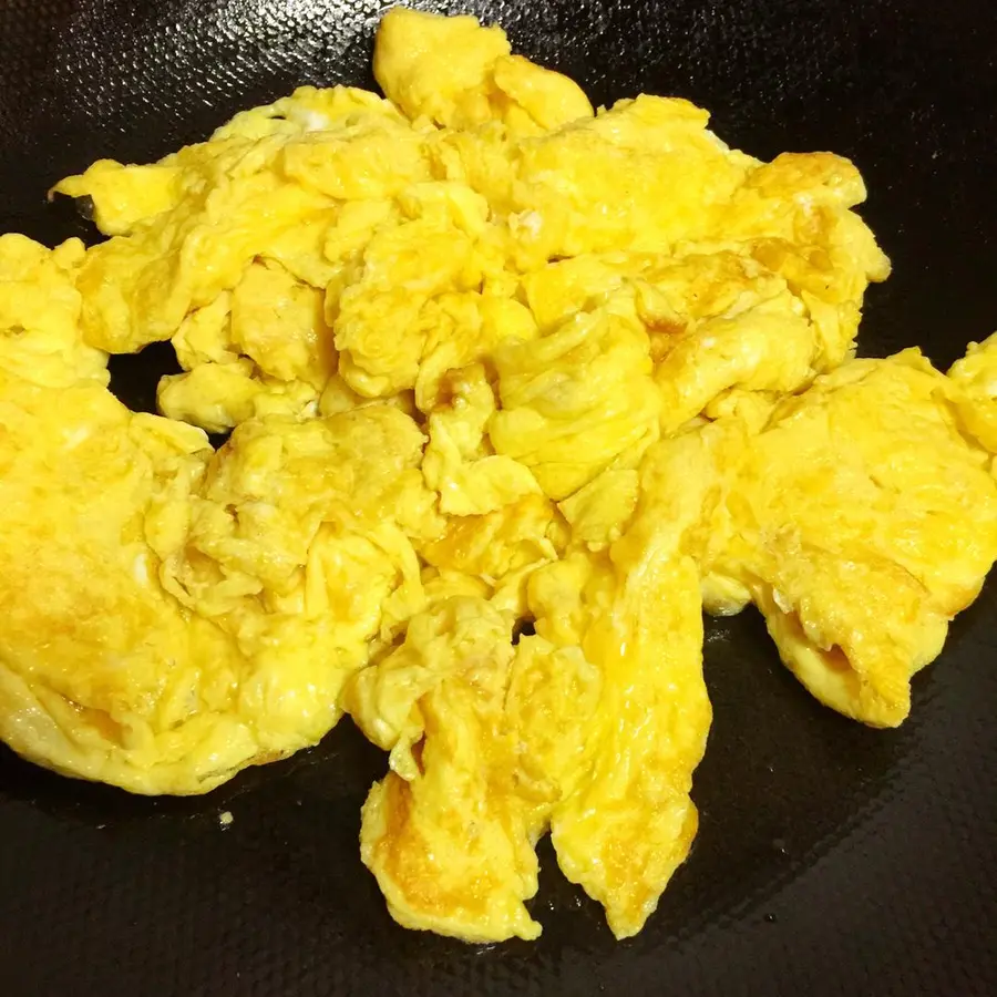 Scrambled eggs with shiitake mushrooms in an aluminum lunch box step 0