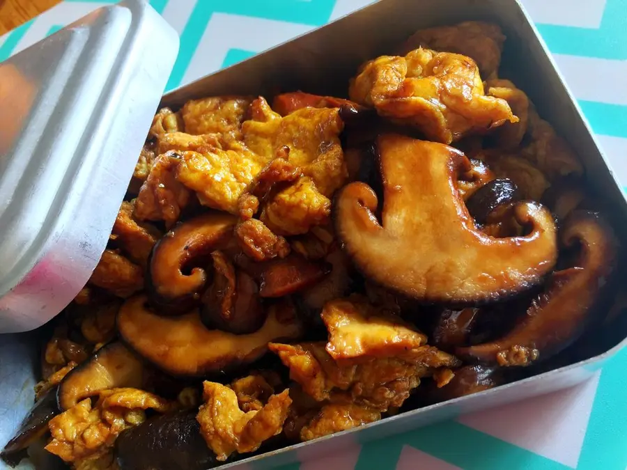 Scrambled eggs with shiitake mushrooms in an aluminum lunch box step 0