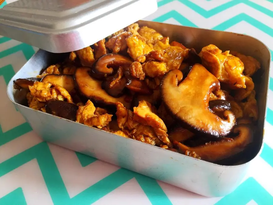 Scrambled eggs with shiitake mushrooms in an aluminum lunch box