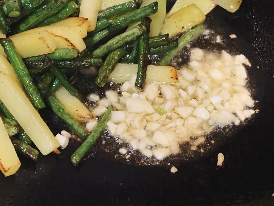 Tomorrow's bento is super fried potatoes and roasted cowpeas with rice sauce! It's so fragrant! step 0