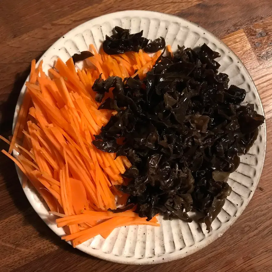 A Japanese home-cooked dish that is suitable for a lunch box: Jinping lotus root slices step 0