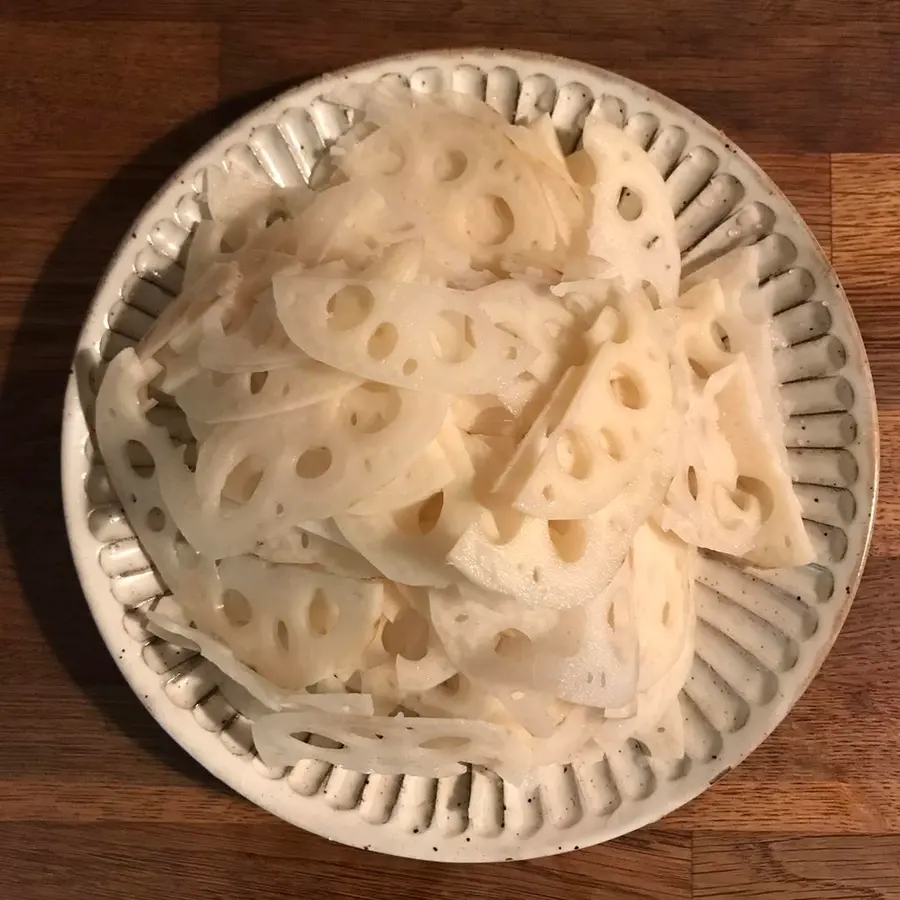 A Japanese home-cooked dish that is suitable for a lunch box: Jinping lotus root slices step 0