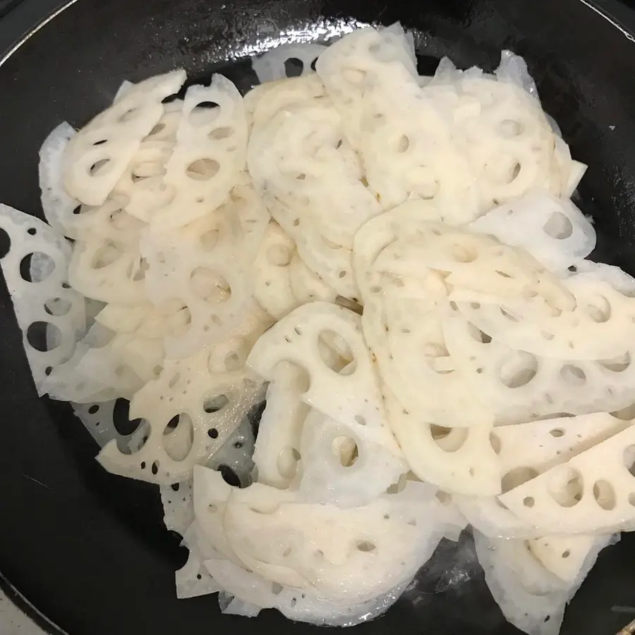 A Japanese home-cooked dish that is suitable for a lunch box: Jinping lotus root slices step 0