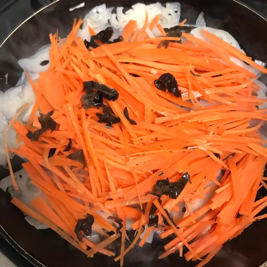 A Japanese home-cooked dish that is suitable for a lunch box: Jinping lotus root slices step 0