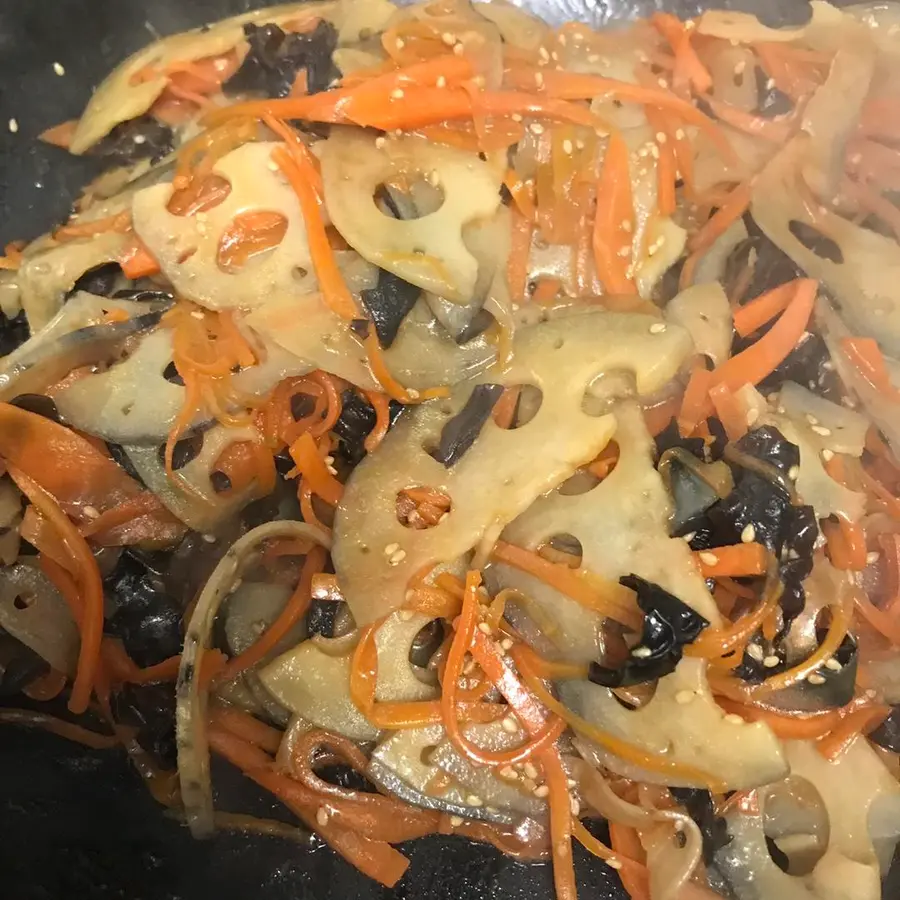 A Japanese home-cooked dish that is suitable for a lunch box: Jinping lotus root slices step 0