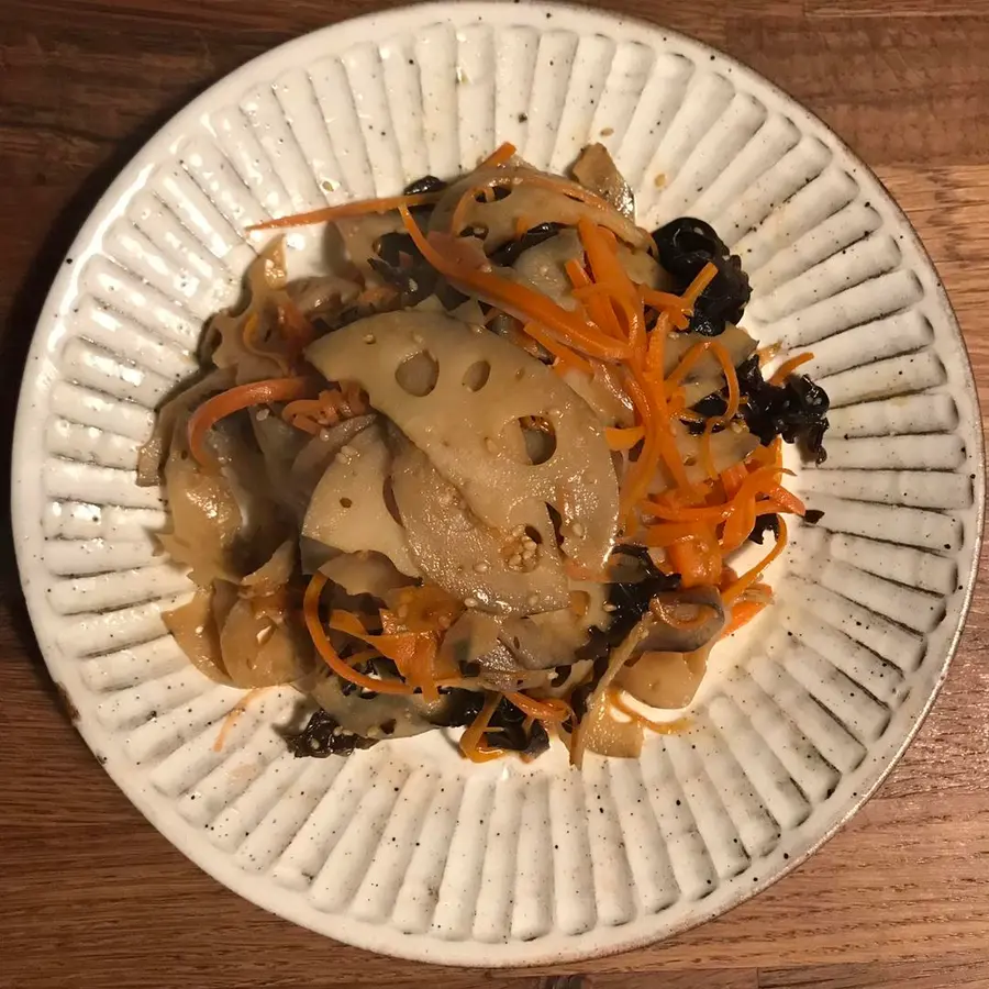 A Japanese home-cooked dish that is suitable for a lunch box: Jinping lotus root slices step 0