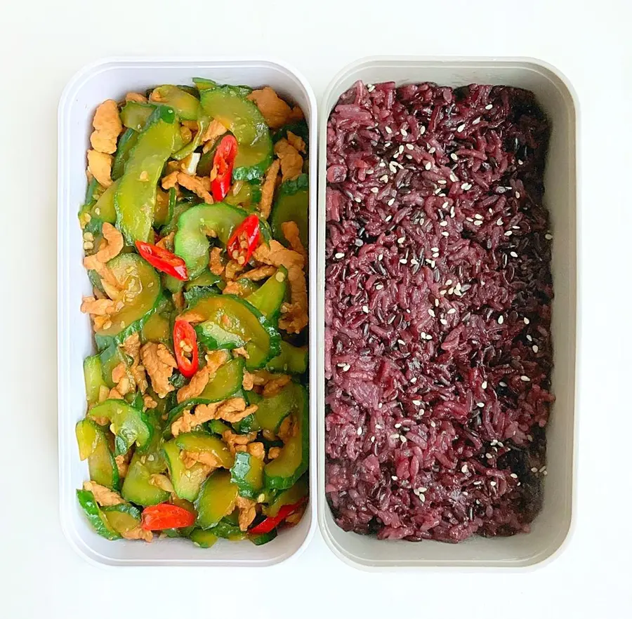 Kuaishou bento: cucumber stir-fried pork & black rice step 0