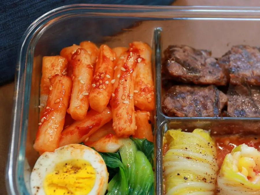  Bento - braised beef + spicy fried rice cake + yam cabbage roll / healthy home cooking step 0