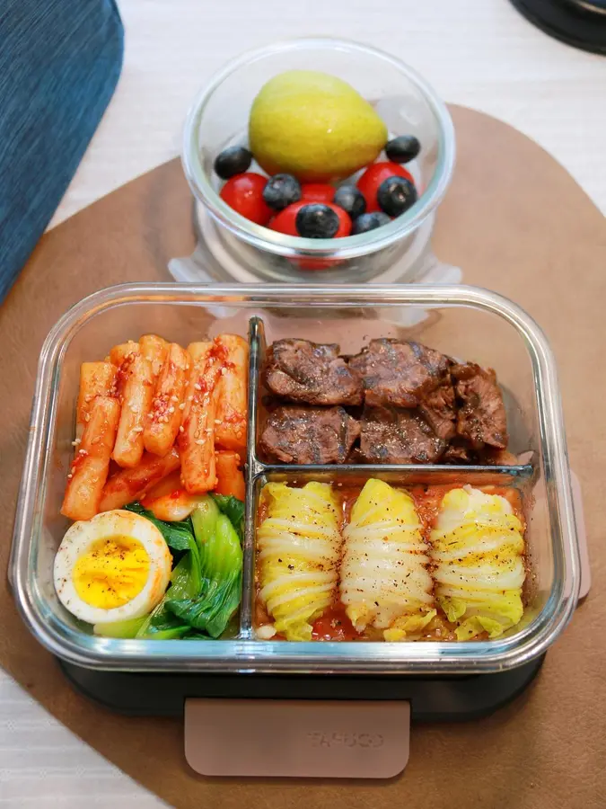  Bento - braised beef + spicy fried rice cake + yam cabbage roll / healthy home cooking