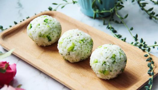 Picnic bento: Broccoli meat floss salad rice balls