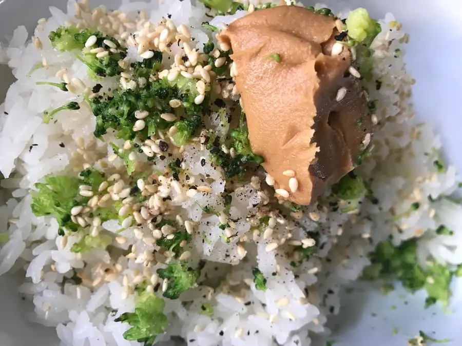 Broccoli and sesame rice balls [Spring outing] step 0