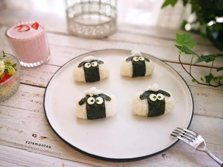 Children's Creative Breakfast ~ Shaun the Sheep Rice Ball (with homemade sushi vinegar ratio)