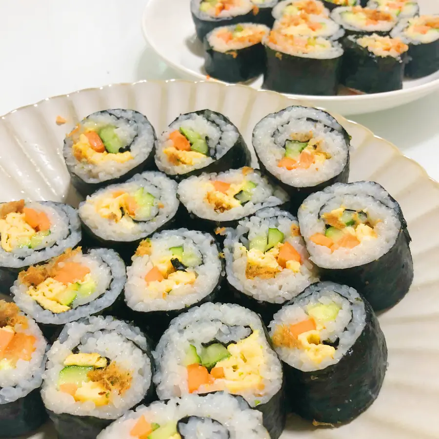 Homemade sushi (with sushi vinegar recipe and ultra-detailed sushi roll method)