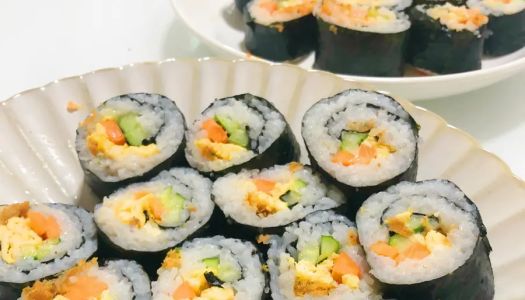 Homemade sushi (with sushi vinegar recipe and ultra-detailed sushi roll method)