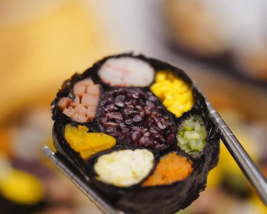 Beautifully flowered sushi step 0