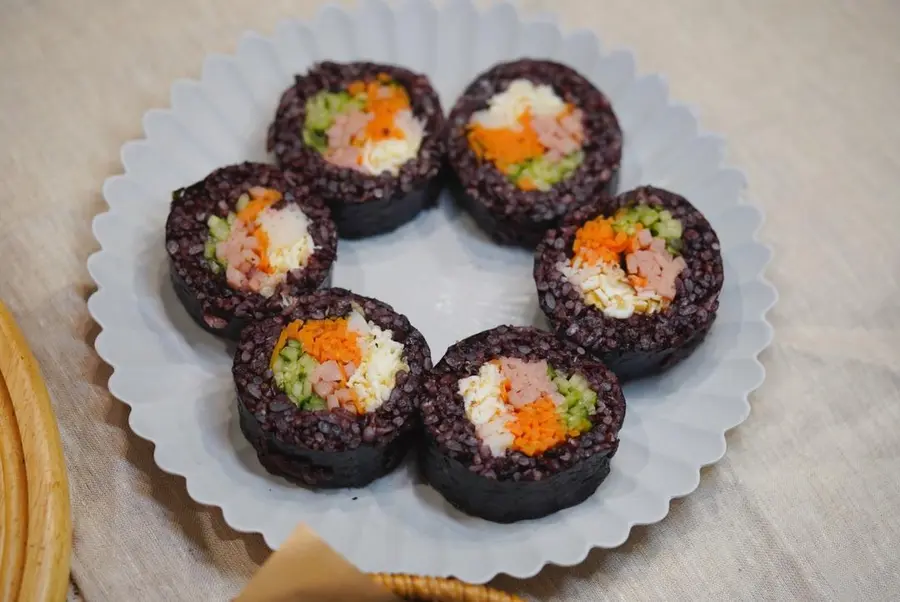 Beautifully flowered sushi step 0