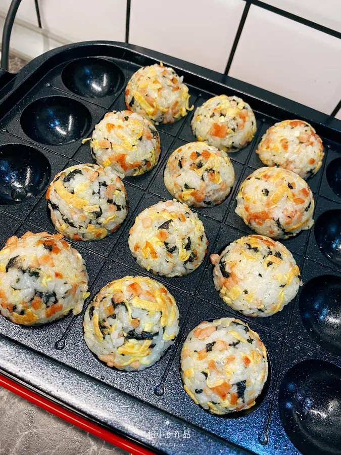 Simple and casual seaweed rice balls