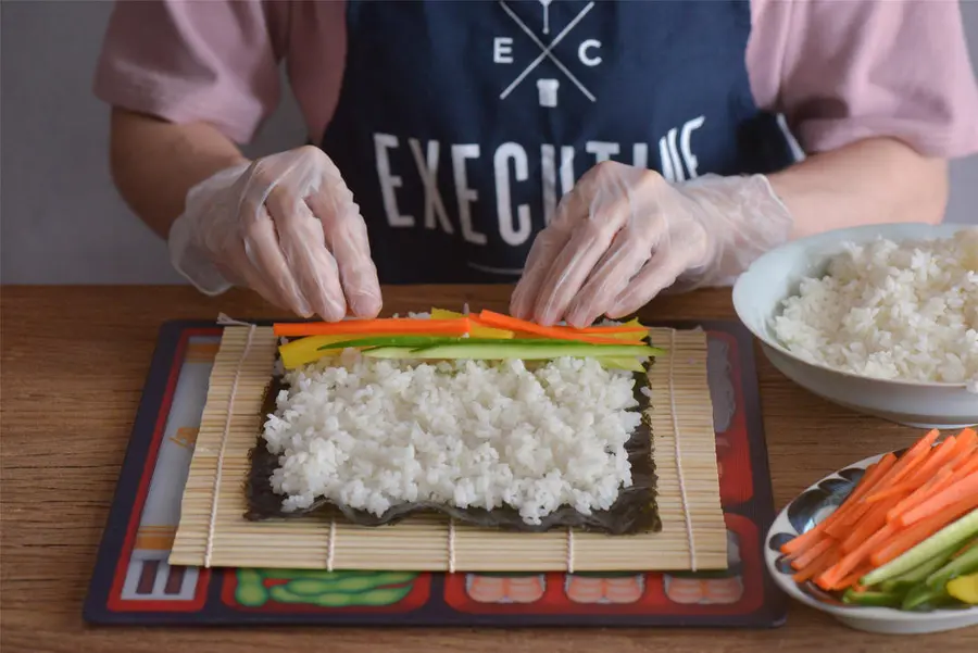 Mixed sushi bento step 0