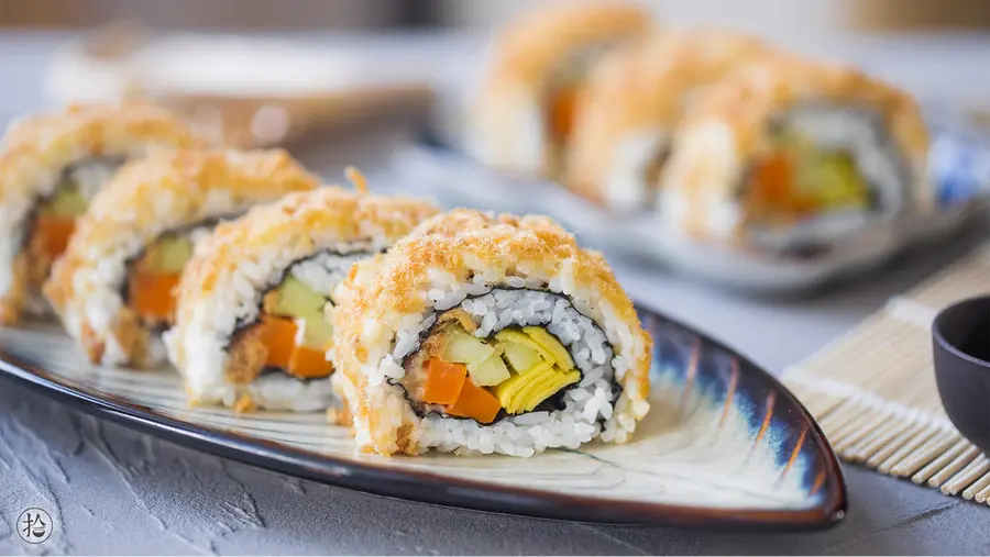 Invert the meat floss sushi roll