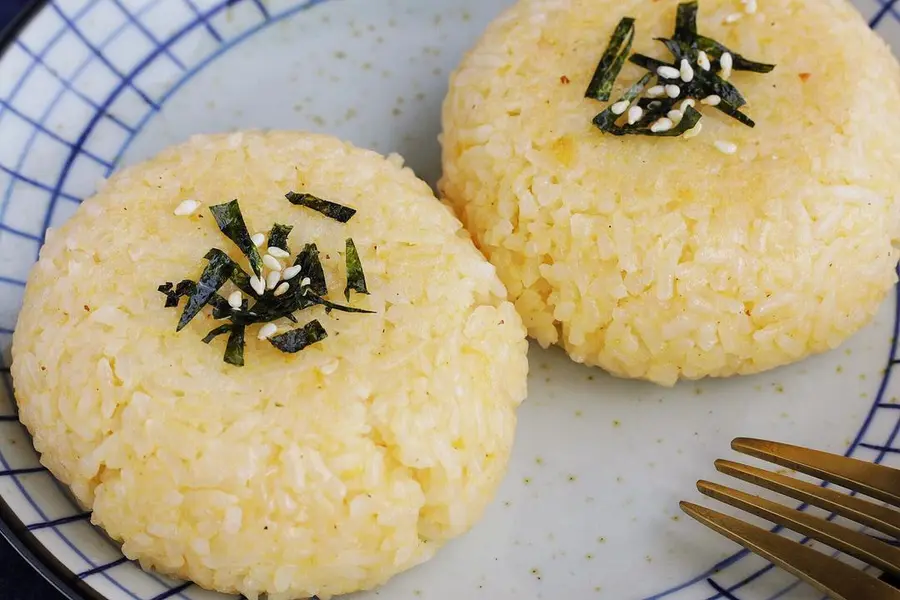 Rice balls with egg yolk and pork floss that can be drawn step 0