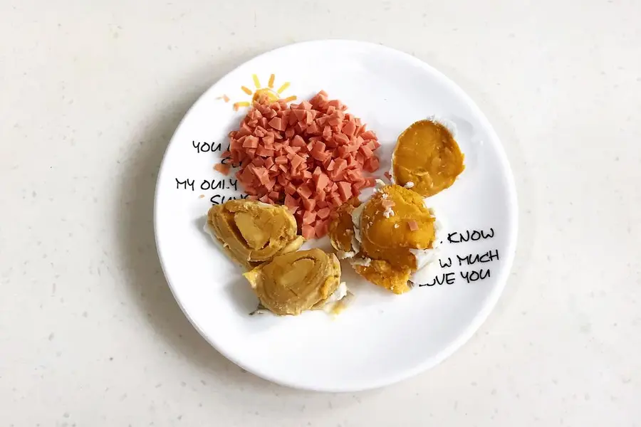 Rice balls with egg yolk and pork floss that can be drawn step 0