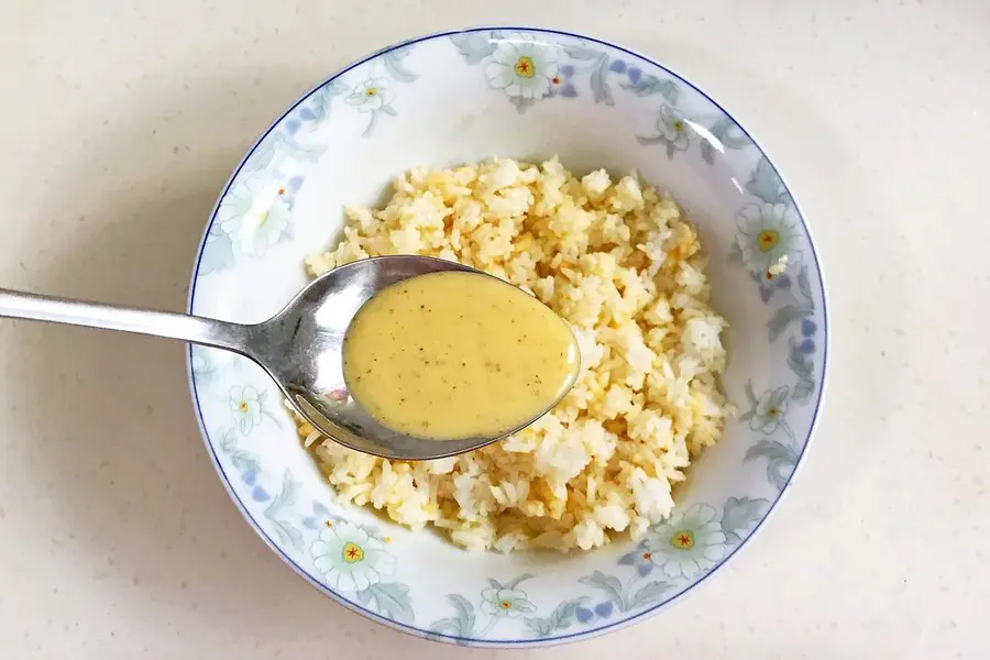 Rice balls with egg yolk and pork floss that can be drawn step 0