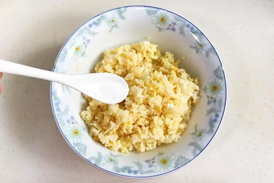 Rice balls with egg yolk and pork floss that can be drawn step 0