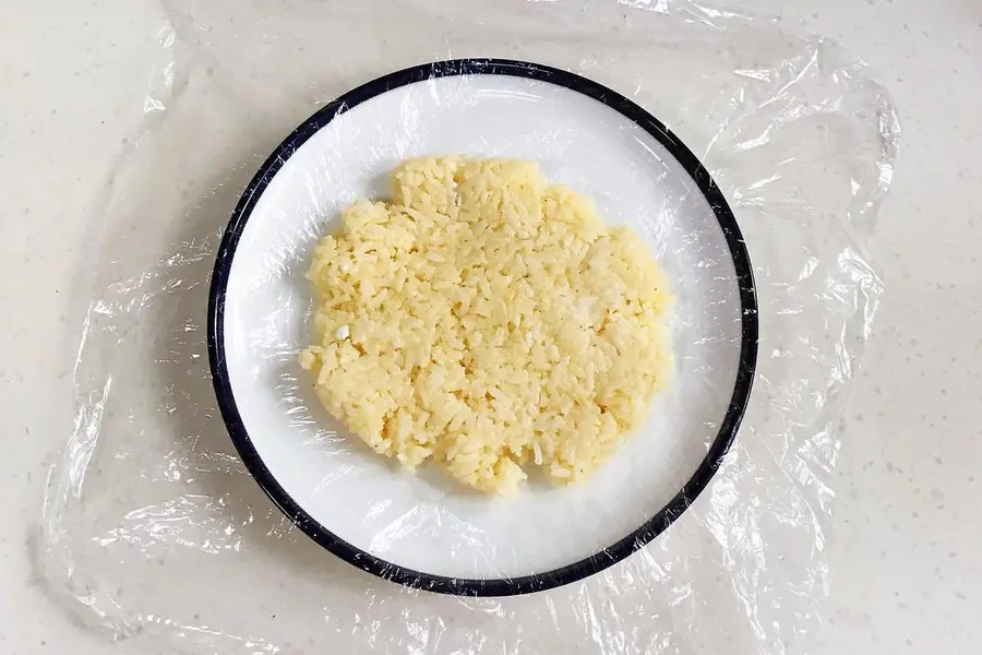 Rice balls with egg yolk and pork floss that can be drawn step 0