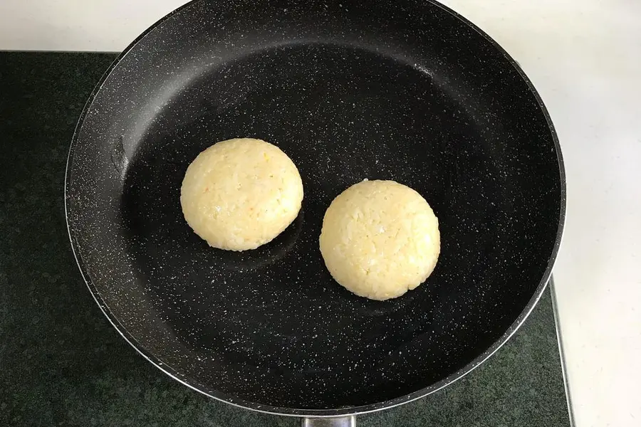 Rice balls with egg yolk and pork floss that can be drawn step 0