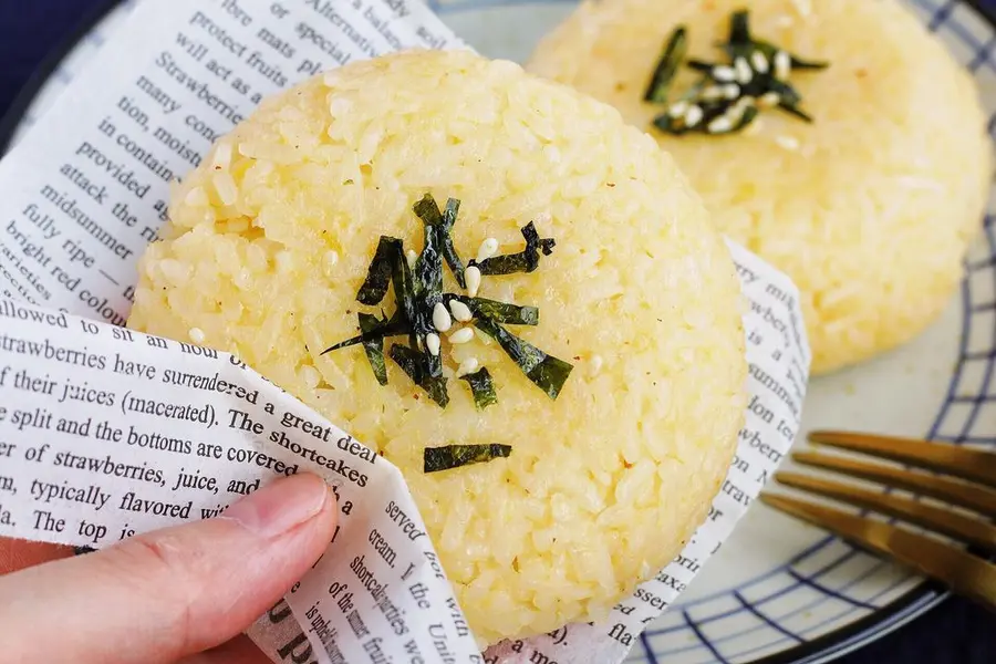 Rice balls with egg yolk and pork floss that can be drawn step 0