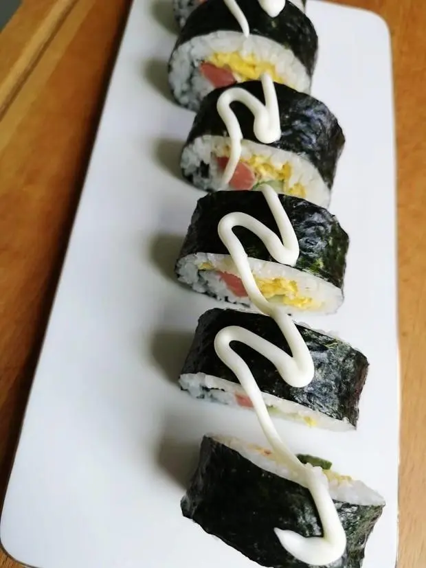 Make a simple and delicious sushi roll 